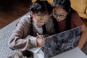 reading girls at the computer