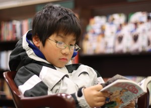 Young_boy_reading_manga