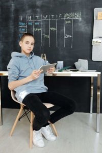 teen studying at home applying the fours pillars of learning